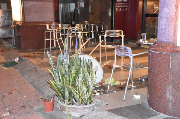咖啡店外桌椅也被打翻。（記者洪臣宏翻攝）