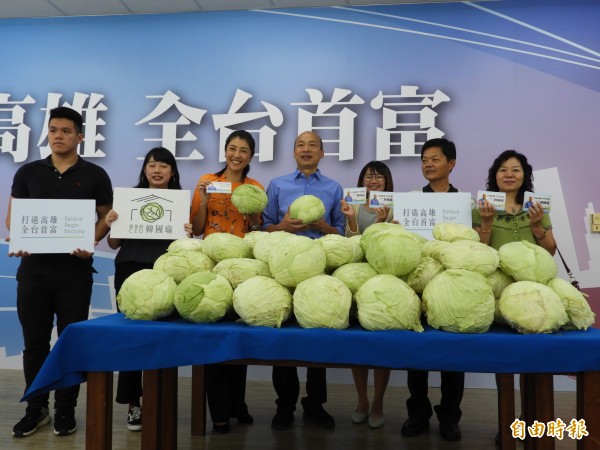 國民黨立委許淑華（左三）與南投縣民間鄉農民，今天也南下高雄為韓國瑜加油打氣。（記者葛祐豪攝）