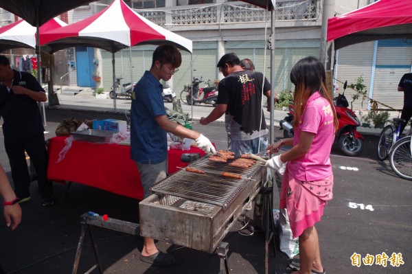 烤香腸是東勢夜市指標美食之一。（記者林國賢攝）