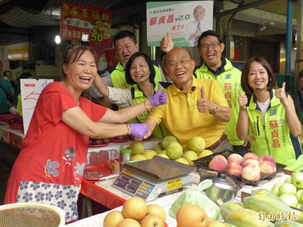 民進黨新北市長參選人蘇貞昌和攤商打招呼致意。（記者李雅雯攝）