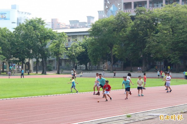 彰化縣預計在全縣60校建置110座太陽能光電風雨球場，讓小朋友大熱天進行戶外活動也不怕曬傷。（記者張聰秋攝）