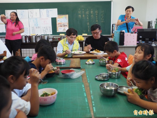 型男主廚詹姆士烹煮的營養午餐，讓福原國小三年級學生的食慾大開，吃得開心。（記者王秀亭攝）