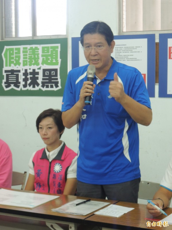 林姿妙陣營發言人黃定和（中），呼籲宜蘭鄉親用選票還林姿妙公道。（記者江志雄攝）