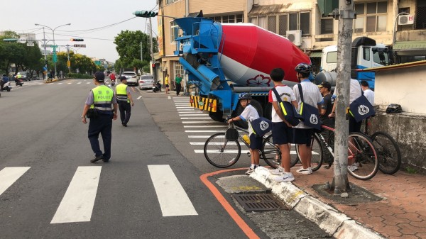 國中男學生騎腳踏車返家途中，與預拌混凝土車發生碰撞，連人帶車被捲入車底。（記者彭健禮翻攝）