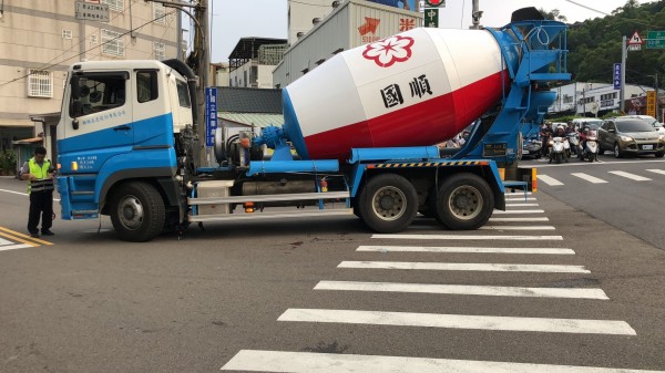 國中男學生騎腳踏車返家途中，與預拌混凝土車發生碰撞，連人帶車被捲入車底。（記者彭健禮翻攝）