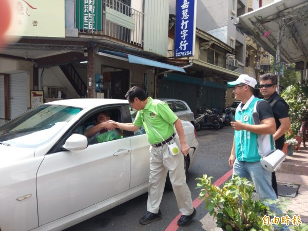 嘉義市長涂醒哲（左二）透過新聞稿質疑臨時會、定期會接連開，將使參選人無法到選區拉票。（記者王善嬿攝）