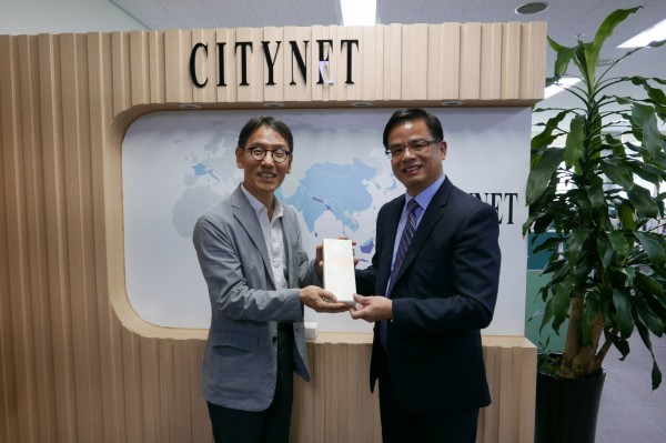 市府副秘書長邱俊銘（圖右）拜訪citynet 副秘書長金相範。（環保局提供）