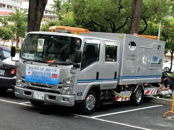 日本技術團隊派車載式透地雷達的探查車來台，協助調查道路資料。（記者葛祐豪翻攝）