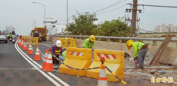 公路總局高雄工務段進行橋樑伸縮縫工程，有助於改善大智陸橋噪音。（記者陳文嬋攝）