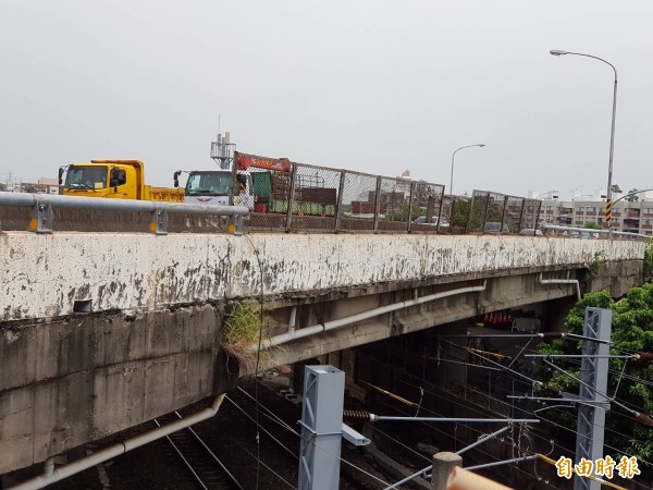 大智陸橋防護網老舊破損，橋下火車通行險象環生。（記者陳文嬋攝）