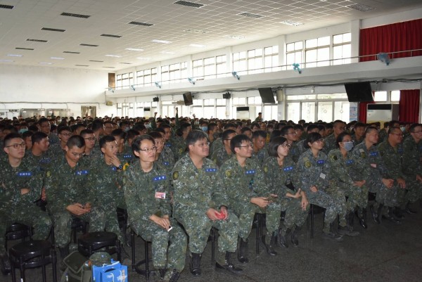 中秋3天連假，烏日警分局進入成功嶺對1500位官兵進行防酒駕及行車安全宣導。（記者蘇金鳳翻攝）