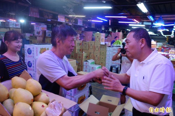 國民黨新北市長參選人侯友宜今早到三重果菜運銷市場向攤商拜票。（記者葉冠妤攝）