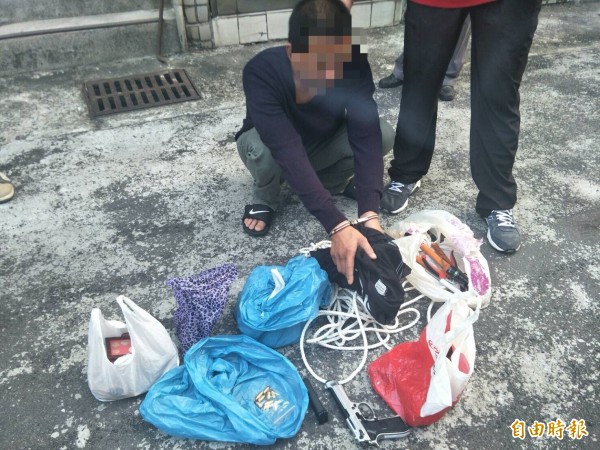 楊姓毒蟲缺錢買毒,以繩索綁住身體後,從失主5樓隔壁民宅爬入屋內行竊。(記者林嘉東攝)