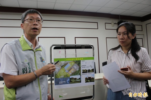 建設處長劉玉平（左）解釋碧雲禪寺實質違章建築的面積約2800平方公尺。（記者張聰秋攝）