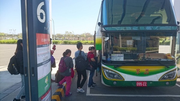 雲縣府免費接駁公車於高鐵雲林站6號月台上下車。（記者林國賢翻攝）