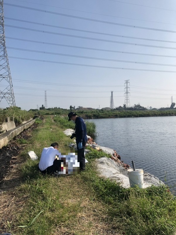 龍井一處魚塭內發現一具女浮屍，身分及死因還待查。（記者蘇金鳳翻攝）