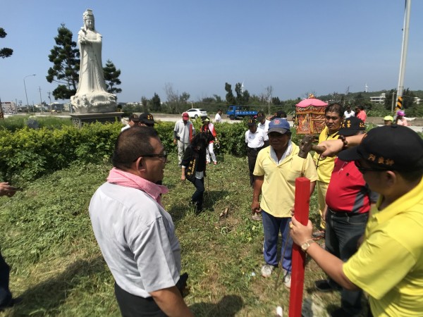 拱天宮三媽神意靈驗發現石雕地層下陷，今天動工遷移。（駱調彬提供）