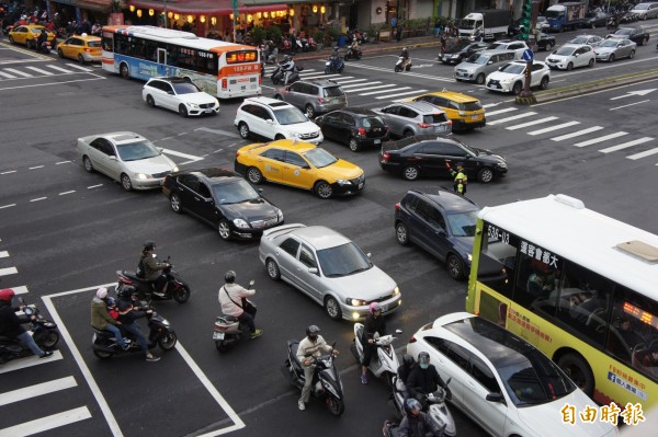 台北市為管制中秋節出遊、送禮人潮，交通警察大隊將於下午起加強疏導。（記者黃建豪攝）