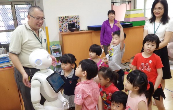 龍崎公所結合AI機器人，進行防災教育宣導，小朋友互動熱絡。（記者吳俊鋒翻攝）