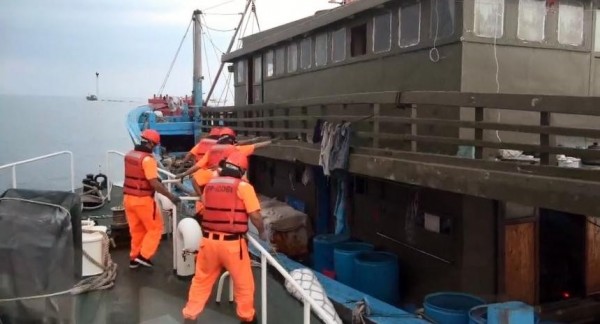 中國粵籍漁船蛇行逃逸，澎湖海巡隊強行登船控制。（澎湖海巡隊提供）