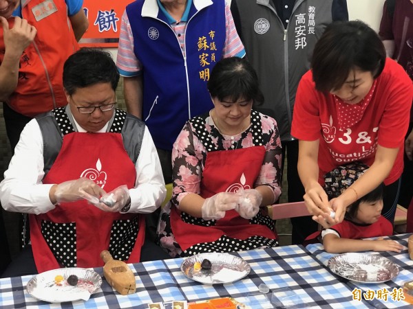 桃園市長鄭文燦參加經國非營利幼兒園「關懷月‧團圓日」活動，還動手做月餅。（記者謝武雄攝）