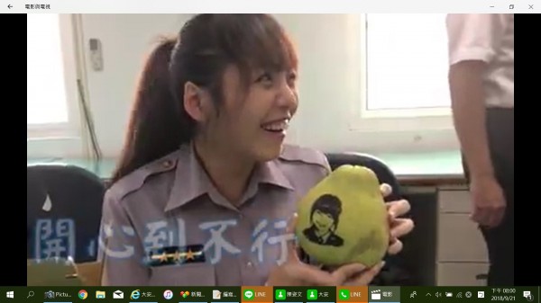 女警方收到自己畫像的柚子，非常開心（記者 邱俊福翻攝）