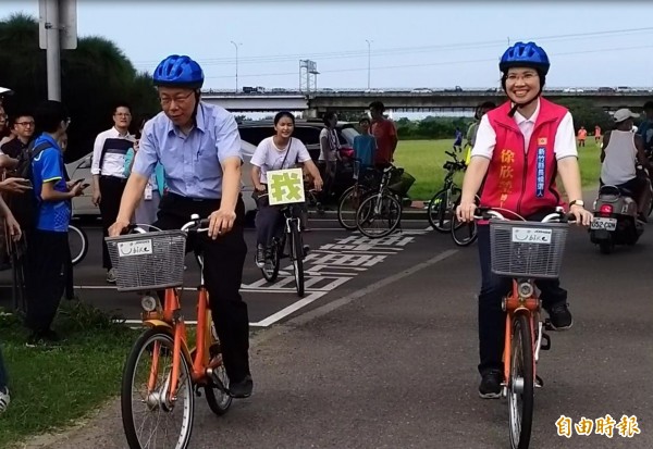 台北市長柯文哲今日陪民國黨新竹縣長參選徐欣瑩，在竹北市頭前溪自行車道騎YouBike，並允諾一同致力推動YouBike，整體規劃河岸運動公園。（記者廖雪茹攝）