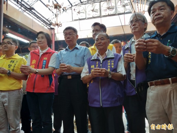 台北市長柯文哲今日回新竹，陪同民國黨新竹縣長參選人徐欣瑩一同前往竹北蓮華寺上香。（記者廖雪茹攝）