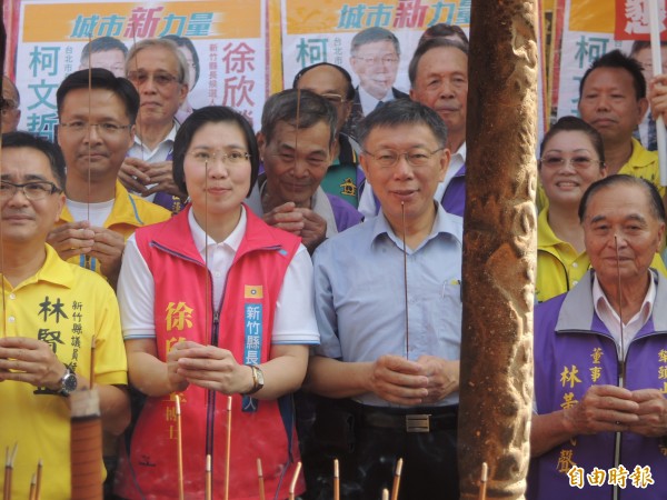 台北市長柯文哲陪同民國黨新竹縣長參選人徐欣瑩一同前往竹北蓮華寺上香。（記者廖雪茹攝）