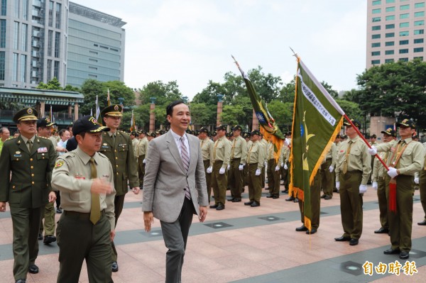 新北市長朱立倫主持新北市後備憲兵協勤大隊成立大會。（記者何玉華攝）