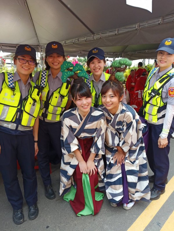 女警服務隊由巡官所長鄒安晴，警員陳玟君，汪心閔，王詩慧，許喬琪所組成。（警方提供）