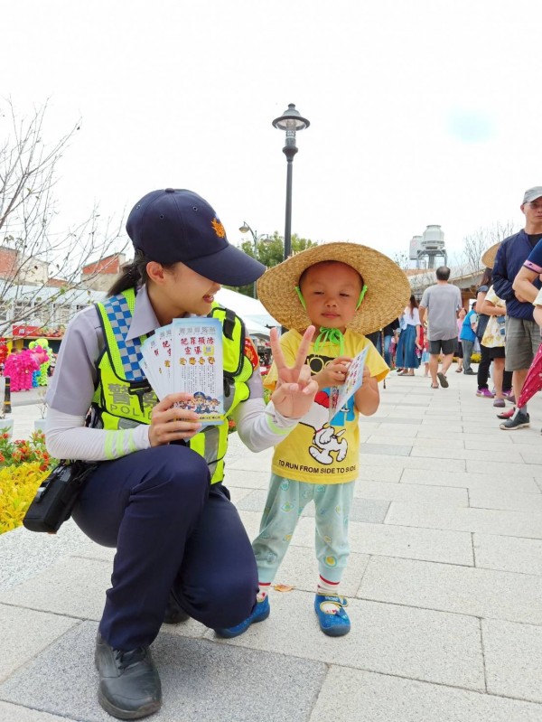 女警服務隊與日本踩街隊伍合影。（警方提供）