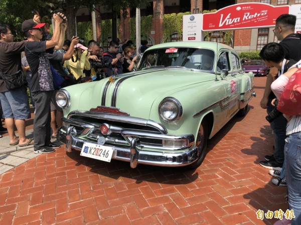 「Viva Retro 2018台灣．新竹經典車會」即日起至22日在竹市舊城區7大古蹟群展出。（記者王駿杰攝）