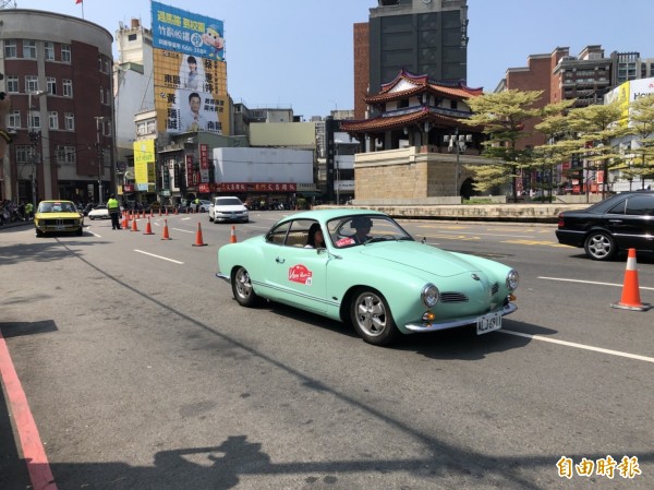 多輛經典車行經州廳、美術館，吸引不少民眾目光。（記者王駿杰攝）