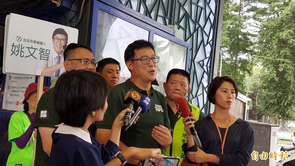 姚文智表示，未來若他當市長，台北市禁止懸掛中國五星旗。（記者楊心慧攝）