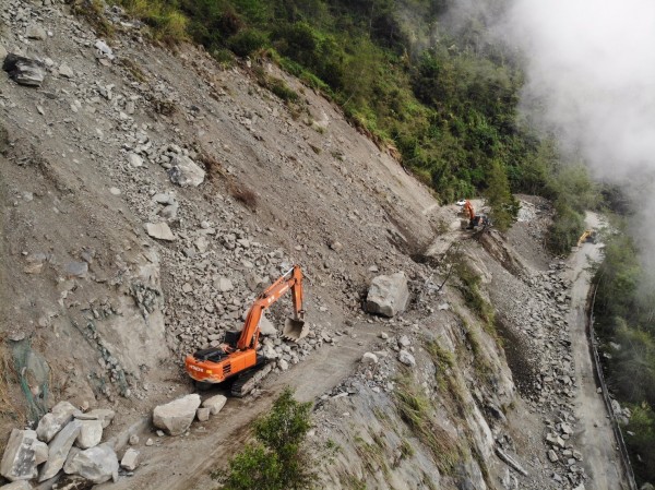 台21線新中橫公路回頭彎路段，因一顆300噸巨石擋道，造成道路阻斷。（記者劉濱銓翻攝）