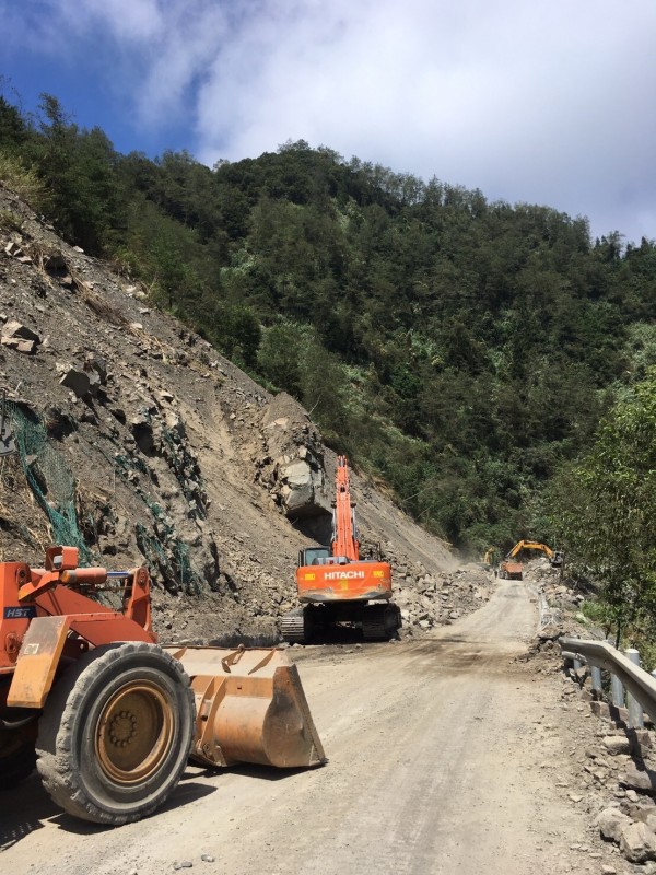 台廿一線新中橫公路回頭彎路段，在清除三百噸巨石後，恢復單向通行，但邊坡相當不穩，工務段呼籲用路人改道。（記者劉濱銓翻攝）