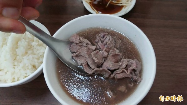 「助仔牛肉湯」鮮美好滋味,略帶紅粉嫩色澤的7分熟度最好吃。(記者洪瑞琴攝)