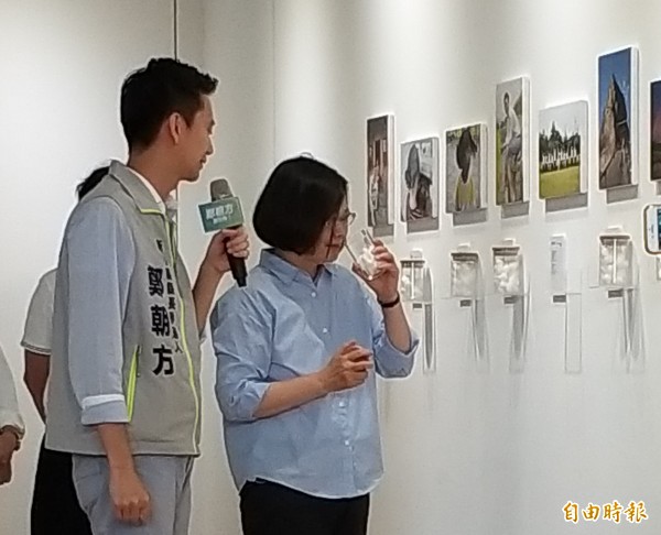 新竹縣長參選人鄭朝方向總統蔡英文解說，他用氣味、詩和攝影聯展，呈現新竹縣的問題與他相對應所提出的政見；蔡英文當場試聞氣味。（記者廖雪茹攝）