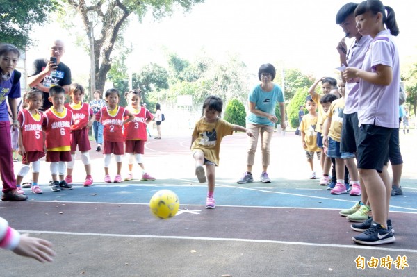 幼兒園小朋友參與足球社區聯誼賽。（記者林宜樟攝）