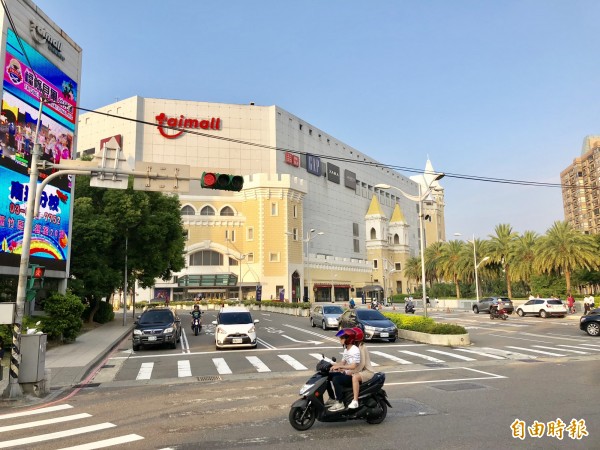 中秋連假好天氣，許多民眾都往戶外活動，桃園市蘆竹區台茂購物中心未現車潮。（記者魏瑾筠攝）