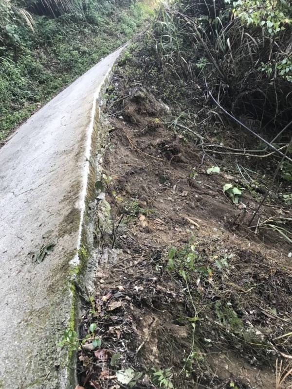 發生車輛墜谷的紅香部落陡峭農路已經掏空，居民盼儘速整修，以策安全。（圖由林姓民眾提供）