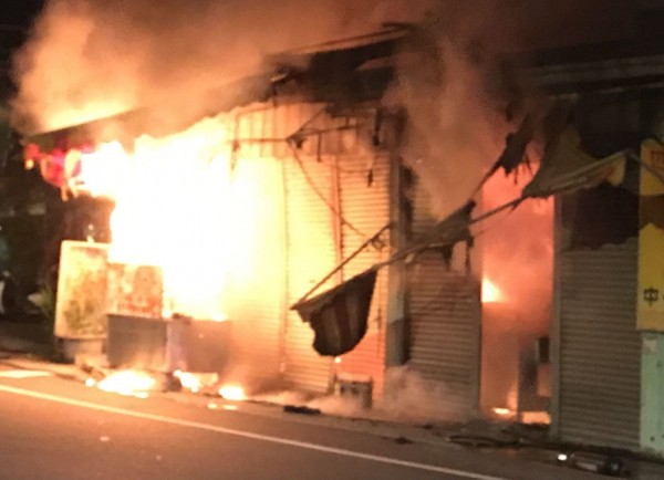 台中亞洲大學旁柳豐路的一間鐵皮屋今天凌晨起火燃燒，現場火勢猛烈，並不斷竄出濃煙。（記者陳建志翻攝）