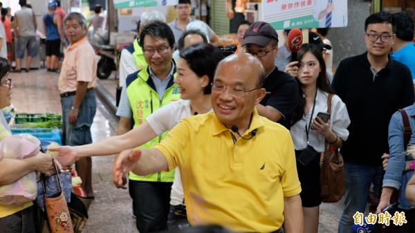 民進黨新北市長參選人蘇貞昌今天一早到瑞芳市場掃街拜票，獲得攤商和民眾的熱情歡迎，送上蔥 、蒜、蘿蔔給他，祝他高票當選。（記者林欣漢攝）