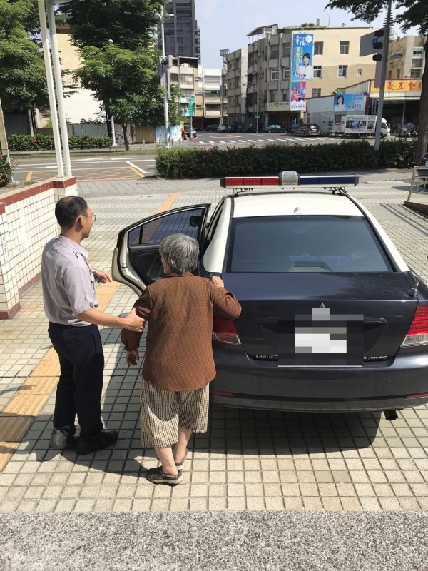 員警開巡邏車載老婦返家。（記者洪定宏翻攝）