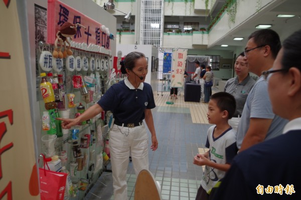 小朋友透過環保闖關，建立環保觀念。（記者林國賢攝）