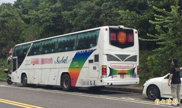 廖男將私人轎車停放在平日駕駛的遊覽車對面，並在車內燒炭輕生。（記者吳昇儒攝）