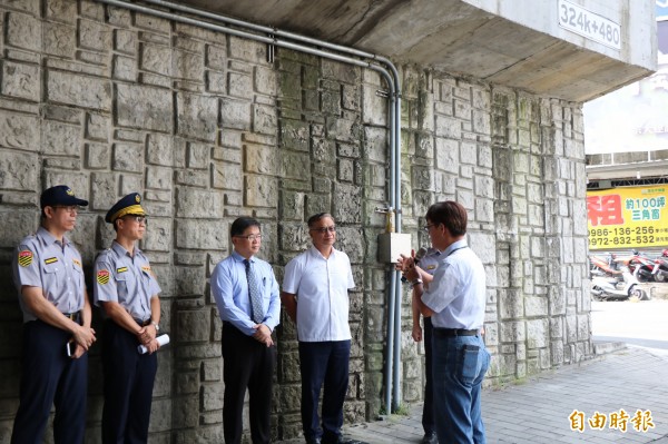 大灣交流道南下出口車流易受路口紅綠燈影響堵塞，台南市代理市長李孟諺指示交通局，研擬新闢右轉匝道，讓交通更順暢。（記者萬于甄攝）