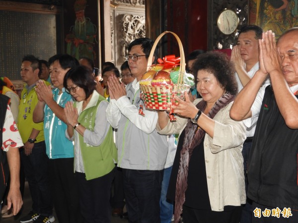 陳菊（右二）由陳其邁等人陪同，前往三民區朝天宮參拜。（記者葛祐豪攝）