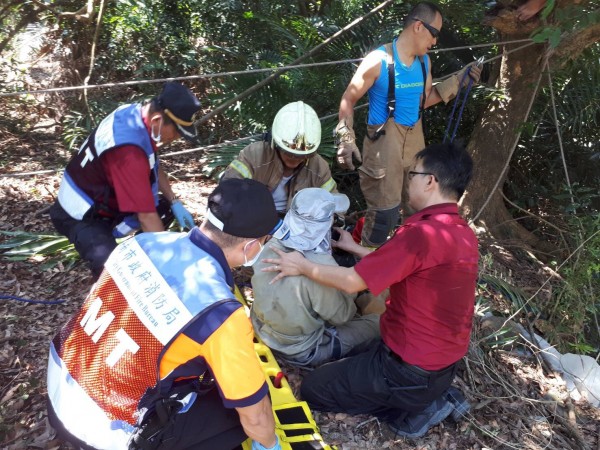 台南大內一名男子今早在修剪樹枝時，不慎跌落山谷。（記者萬于甄翻攝）（記者萬于甄攝）